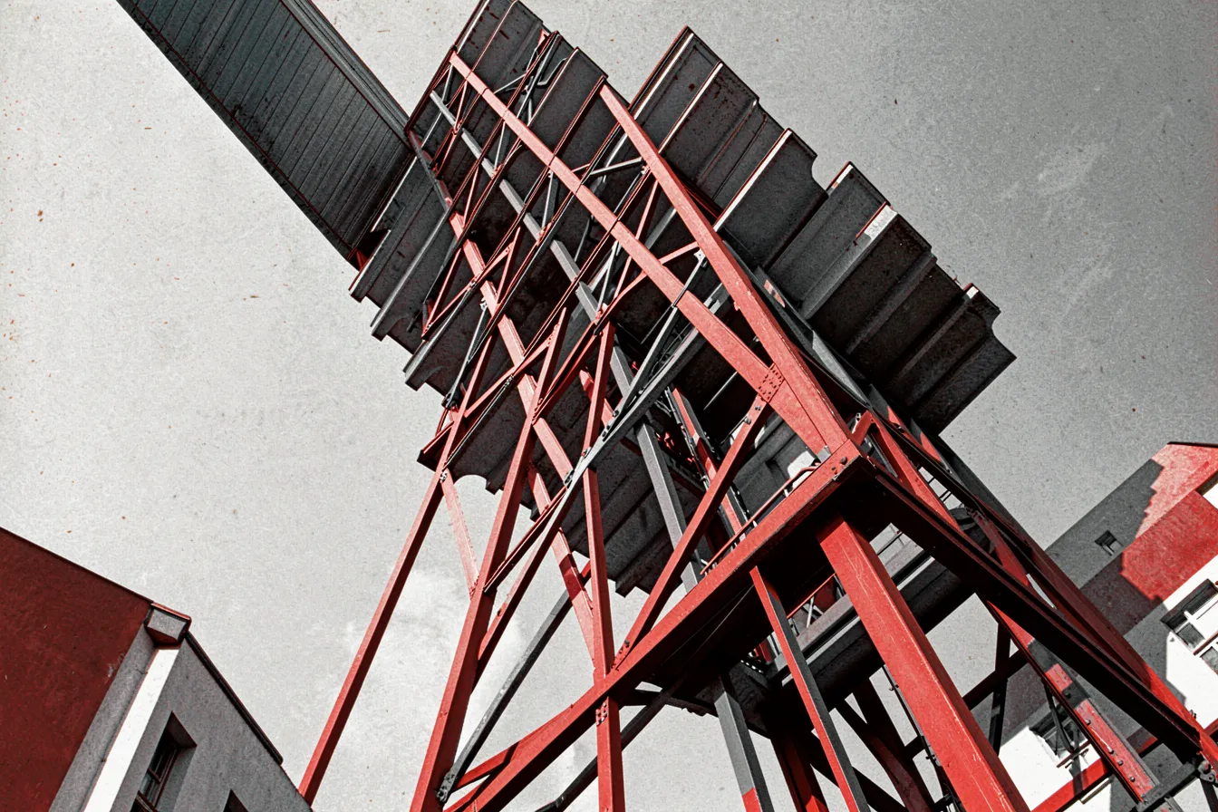 KI-generierter konstruktivistischer schräger Stahlturm mit kühnen diagonalen Trägern