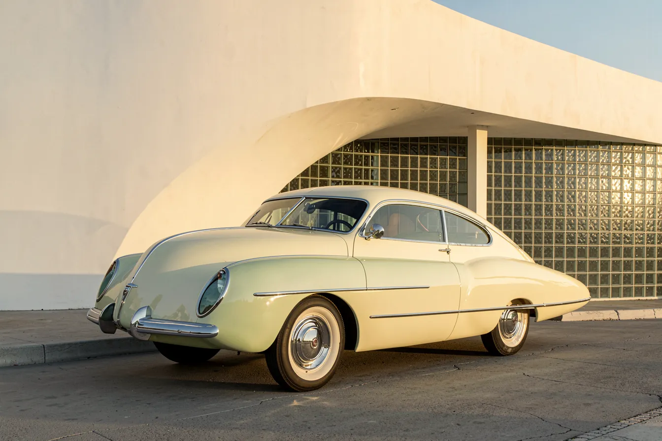 Streamline Moderne teardrop concept car outside a curved white building