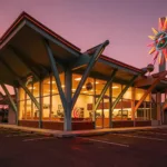 Googie-Café im Weltraumstil bei Dämmerung mit aufgeschwungenem Dach und Neonschild