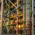 High-Tech-Architektur mit freiliegendem Stahltragwerk und farbcodierten Versorgungsrohren